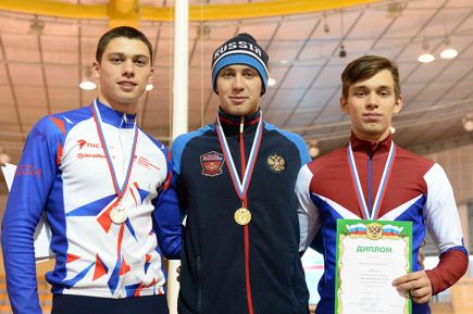 Виктор Муштаков завоевал четыре золотые медали на юниорском Кубке Союза конькобежцев России. 