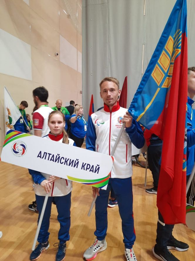 Алтайский край на церемонии открытия представили теннисистка Кристина Агафонова и легкоатлет Александр Костин. Фото: Роман Сородоенко