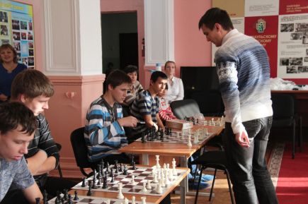 Исполнительный директор Российской шахматной федерации Марк Глуховский встретился с заместителем губернатора Алтайского края Даниилом Бессарабовым и посетил Барнаульский центр помощи детям №4.    