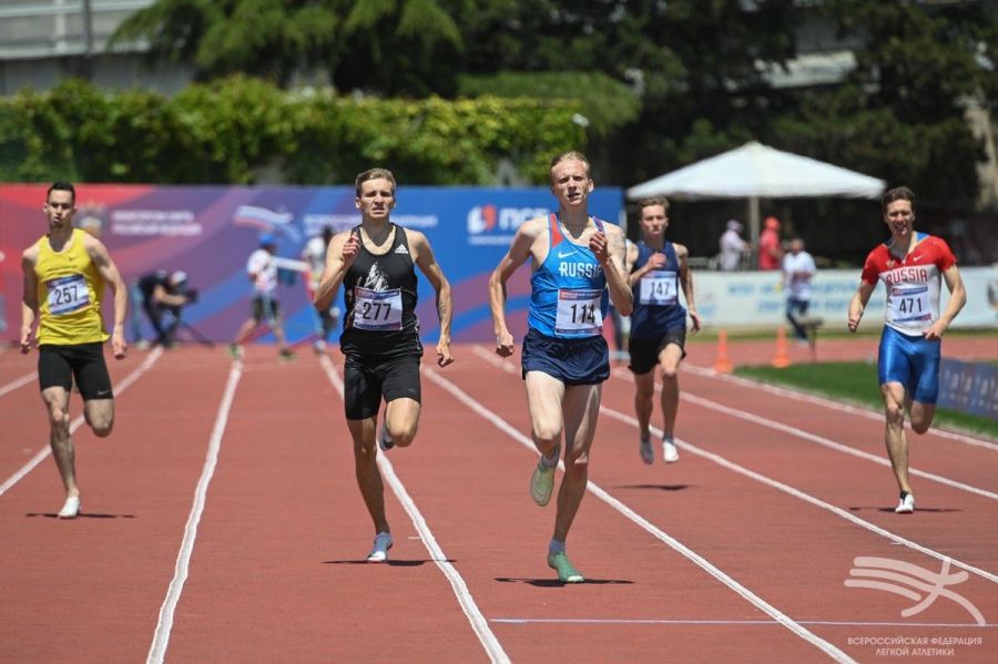 Финиширует Савелий Савлуков. Фото: Вссероссийская федерация лёгкой атлетики