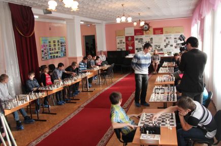 Исполнительный директор Российской шахматной федерации Марк Глуховский встретился с заместителем губернатора Алтайского края Даниилом Бессарабовым и посетил Барнаульский центр помощи детям №4.    