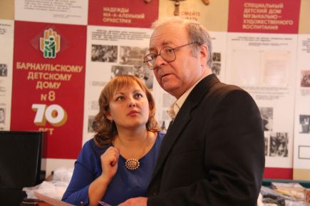 Исполнительный директор Российской шахматной федерации Марк Глуховский встретился с заместителем губернатора Алтайского края Даниилом Бессарабовым и посетил Барнаульский центр помощи детям №4.    