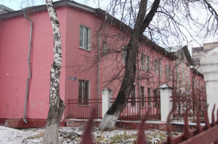 Исполнительный директор Российской шахматной федерации Марк Глуховский встретился с заместителем губернатора Алтайского края Даниилом Бессарабовым и посетил Барнаульский центр помощи детям №4.    