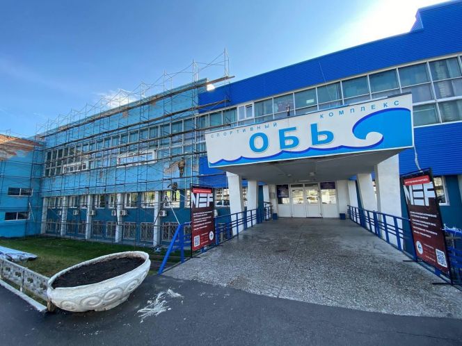О новом фасаде бассейна «Обь», необходимости капитального ремонта и деревянных трибунах
