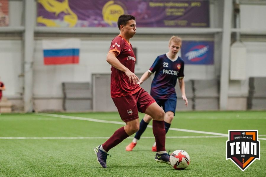 С мячом Никита Бабич. Фото: ФК "Темп"