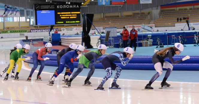 Алиса Беккер берёт на себя лидерство в масстарте. Фото: Конькобежный центр "Коломна" 