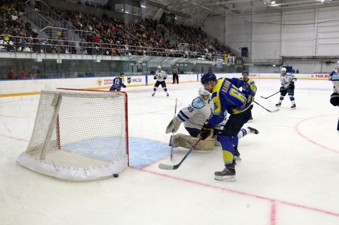 Через секунду Константин Калинин откроет счет в мачте. Фото: ХК "Челны"