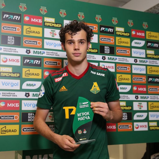 Карпукас с призом лучшему игроку матча "Торпедо" - "Локомотив". Фото: РПЛ