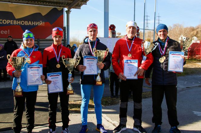 Победители "Эстафеты поколений-2022" (слева направо): Екатерина Лыжина, Платон Егоров, Павел Волков, Сергей Локтев, Иван Лыжин. Фото: Виталий Барабаш