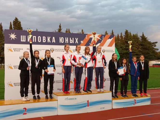 На верхней ступени пьедестала команда школьниц из села Мамонтово