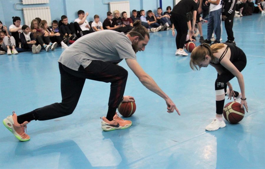 Первый тренер: бывший центровой БК "Барнаул" начал знакомить с баскетболом детей