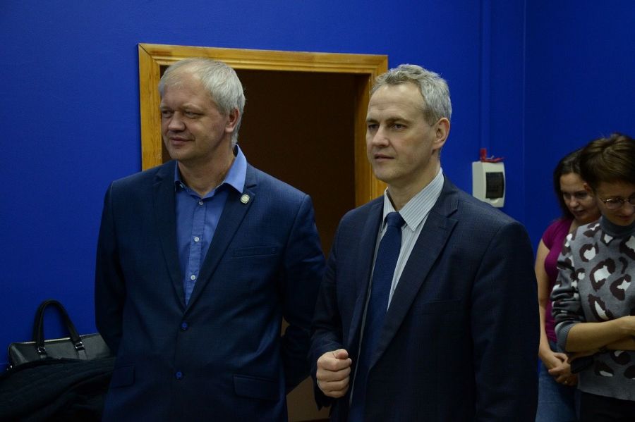 Ректор АлтГУ Сергей Бочаров (справа) и проректор по цифровой трансформации и медиакоммуникациям университета Максим Герасимюк. Фото: Никита Кихтев