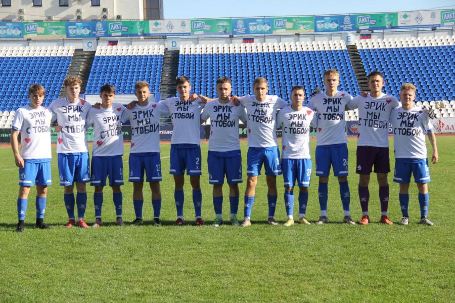 После травмы Эрика Шеллунца в одном из матчей чемпионата Сибири на следующую игру наши парни вышли в футболках в поддержку товарища. Фото: Владимир Мартынов