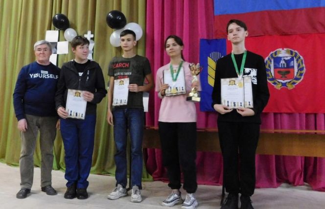 На фото: команда Ребрихи и Полина Соломатина – чемпионы турнира