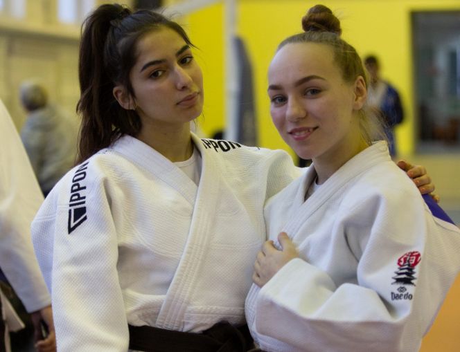 Армине Шагинян и Яна Полевод - участницы грядущего юниорского первенства России по дзюдо. Фото: Владимир Мартынов