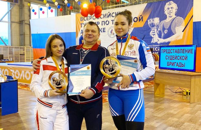 Светлана Ильенко (слева) и Дарья Рябова с тренером Михаилом Шуваевым