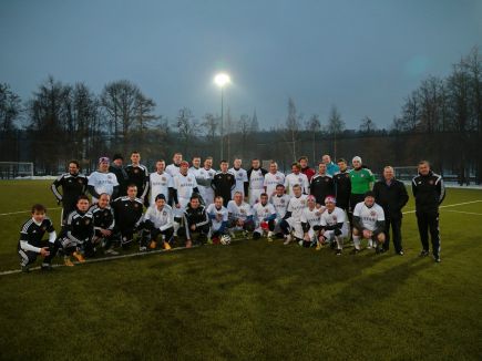 Дни Алтайского края в Совете Федерации, проходившие в Москве 17-19 ноября, завершились необычным футбольным матчем. На резервной арене спорткомплекса "Лужники" сразились команды делегации Алтайского края и аппарата Совета Федерации.