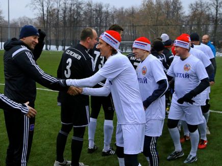 Дни Алтайского края в Совете Федерации, проходившие в Москве 17-19 ноября, завершились необычным футбольным матчем. На резервной арене спорткомплекса "Лужники" сразились команды делегации Алтайского края и аппарата Совета Федерации.