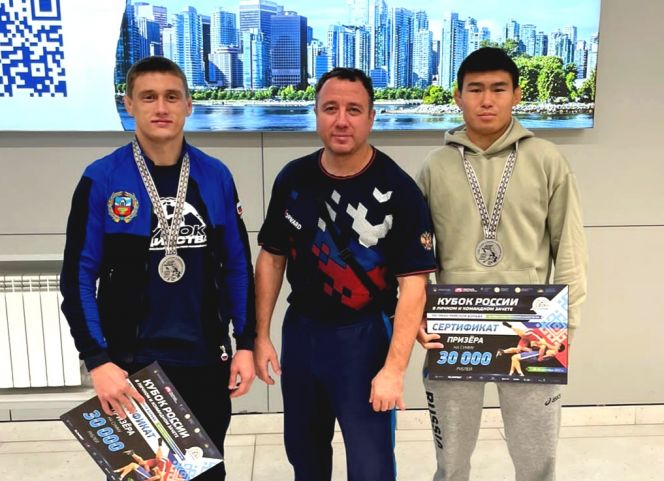 Серебряные призеры Кубка России Максим Новичихин (слева) и Сунер Конунов с тренером Евгением Вольных