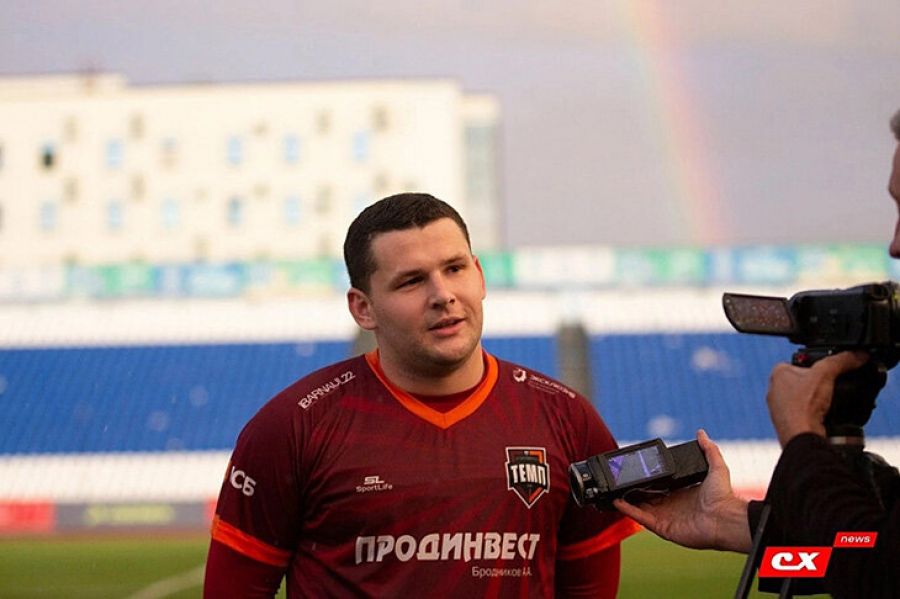 «В Кубке забил пожарный: тренируется после суточных смен в МЧС, получает 30 тысяч, весит 105 кг» - интервью с нападающим «Темпа» Романом Сычевым 