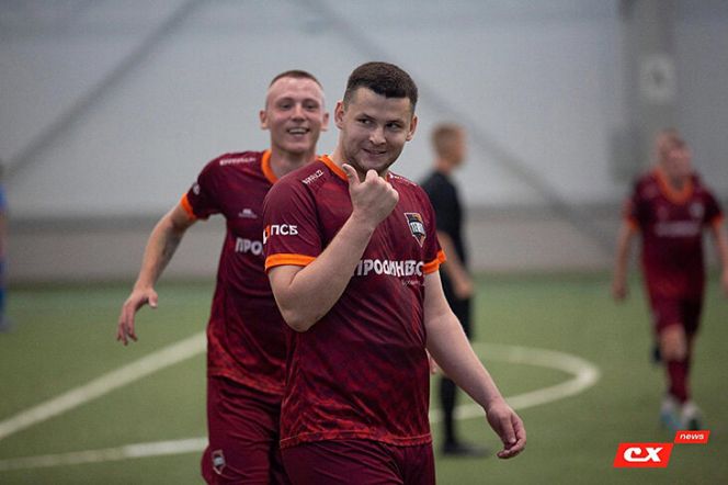 «В Кубке забил пожарный: тренируется после суточных смен в МЧС, получает 30 тысяч, весит 105 кг» - интервью с нападающим «Темпа» Романом Сычевым 