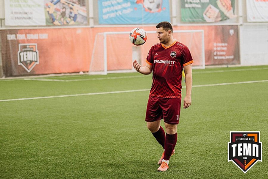 «В Кубке забил пожарный: тренируется после суточных смен в МЧС, получает 30 тысяч, весит 105 кг» - интервью с нападающим «Темпа» Романом Сычевым 