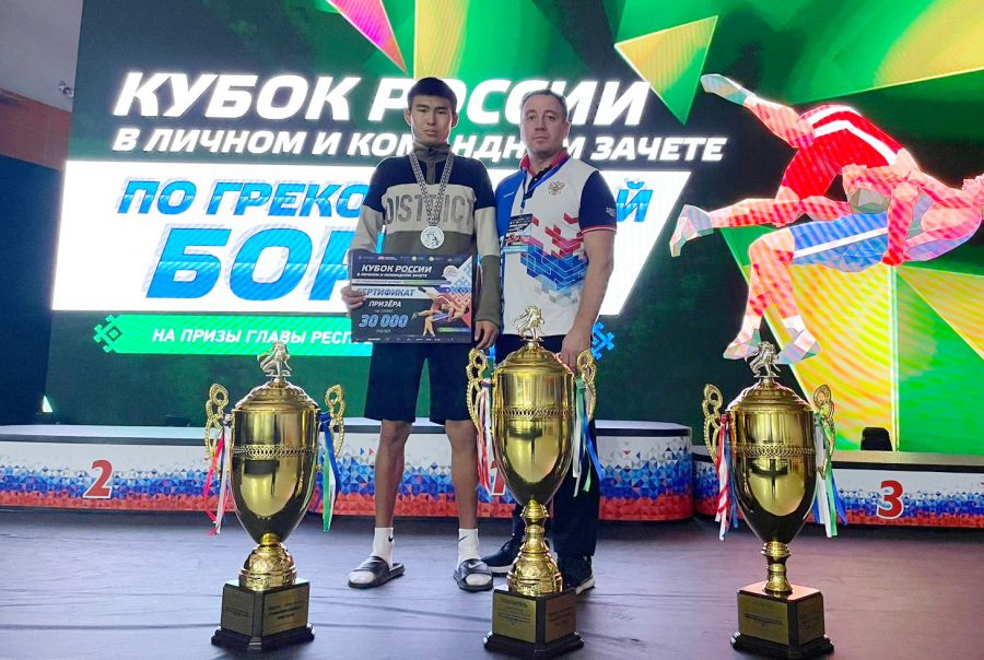 Сунер Конунов с тренером Евгением Вольных