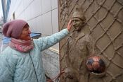В Барнауле появился барельеф в честь футбольного тренера Геннадия Смертина