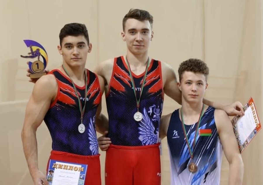 Сергей Найдин ( в центре) - победитель соревнований на коне, справа белорус Даниил Григорчук, хотя третий результат показал россиянин Даниэл Маринов. По регламенту на пьедестале могли быть только два представителя одной страны 