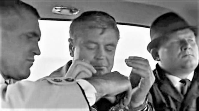 Заключительные кадры «Мертвого сезона»: бугай-охранник (Аскольд Лясота) освобождает от наручников советского полковника-разведчика Ладейникова (Донатас Банионис) - перед его обменом на иностранного шпиона.