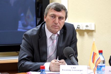 Начальнику управления Алтайского края по физической культуре и спорту Владимиру Альту – 60 лет.