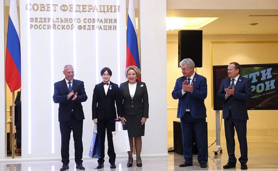 Вручение награды Тимофею Миронову. Фото: Совет Федерации