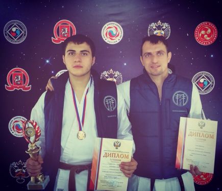 11 медалей привезли алтайские спортсмены из Москвы, где проходили чемпионат и первенство России, а также всероссийские соревнования по восточному боевому единоборству в дисциплине кобудо.