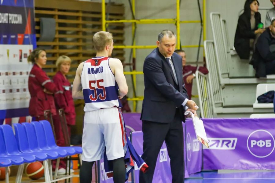 Главный тренер БК "Барнаул" Олег Тен. Фото: Виталий Барабаш