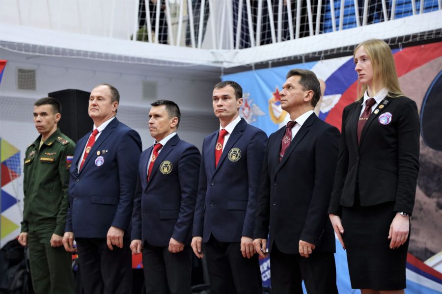 Руководитель федерации гиревого спорта Алтайского края Павел Лесных (на фото второй слева) вошел в судейский корпус соревнований. Фото: ЦСКА