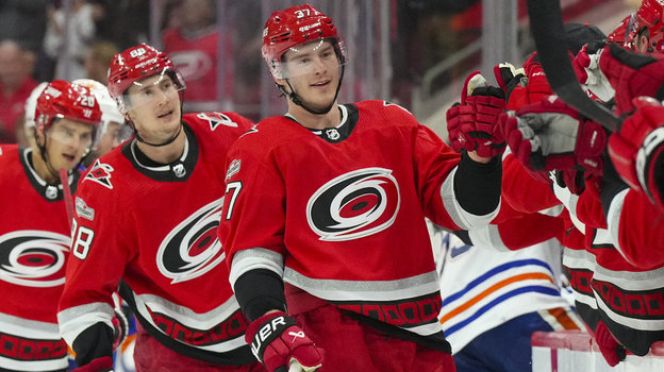 Андрей Свечников празднует гол в ворота «Эдмонтона». Фото USA Today Sports