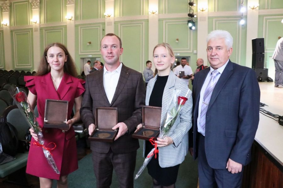 Анастасия Лухнёва (вторая справа) и София Штиль (слева) признаны спортсменами года в Барнауле, их наставник Михаил Волков - тренером года. Награды представителям гребли на байдарках и каноэ были вручены 28 октября на торжественном собрании в зале института культуры. Справа на фото директор СШОР имени Костенко Юрий Морозов