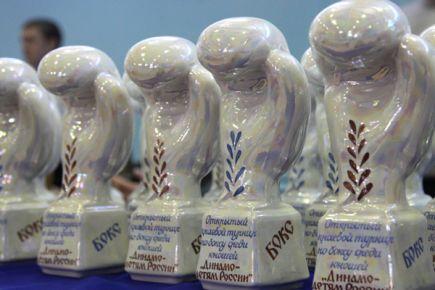 В спортзале Барнаульского юридического института прошёл юношеский турнир по боксу «Динамо – детям России» (фото).