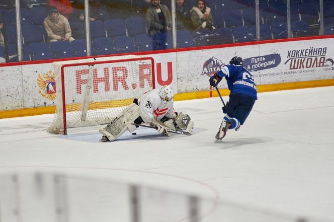 Капитан Владислав Янцен реализует буллит в овертайме четвертого матча "Динамо-Алтай" - "Феникс" и приносит нашей команде победу. Фото: ХК "Динамо-Алтай"