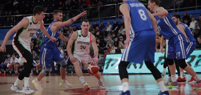 Фрагмент матча Суперлиги "Уралмаш" - "Новосибирск". Фото: РФБ