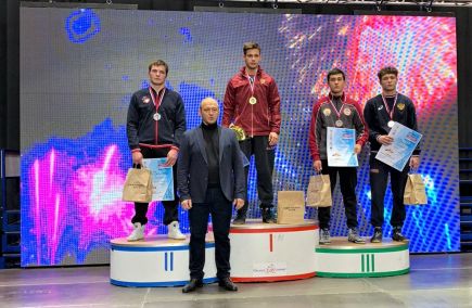 Призовой пьедестал весовой категории 82 кг. Первый справа - Марк Попович