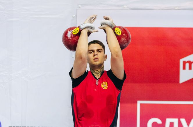 На помосте победитель соревнований Артём Толстошеев (Первомайский район). Фото: ФГСР