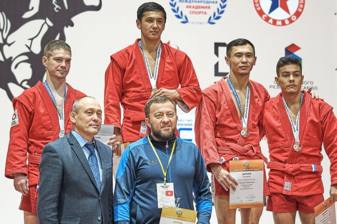 Нурсултан Садуакасов (второй справа) стал бронзовым призером Кубка России по самбо. Фото: FIGHTGURU
