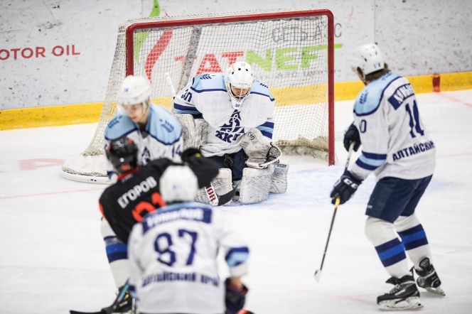 Голкипер "Динамо-Алтая" Никита Дианов отбил 44 броска игроков "Феникса"