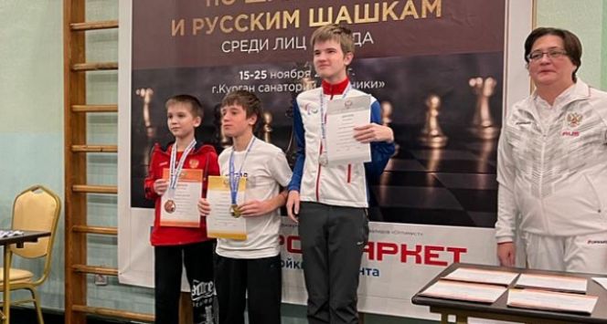 Барнаулец Артемий Сестов (справа) стал серебряным призёром шашечного турнира первенства России (спорт лиц с ПОДА). Фото: ПКР