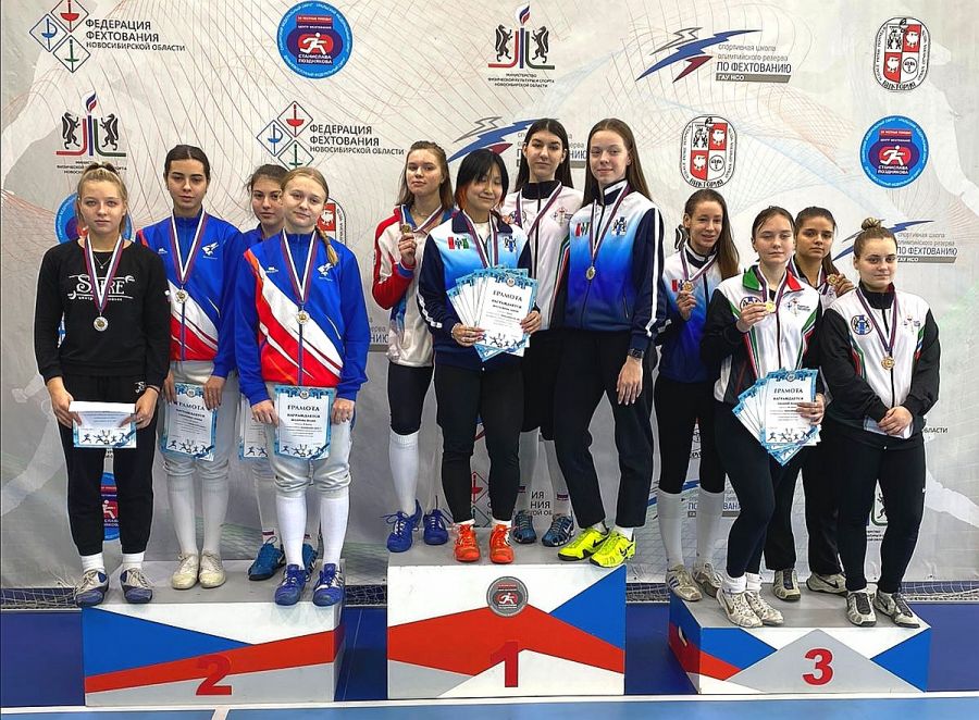 Сборная саблисток региона завоевала серебро командного первенства Сибири 