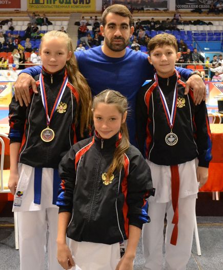 Алтайские каратистки завоевали золотые медали на межрегиональных соревнованиях в Бердске и Новокузнецке.