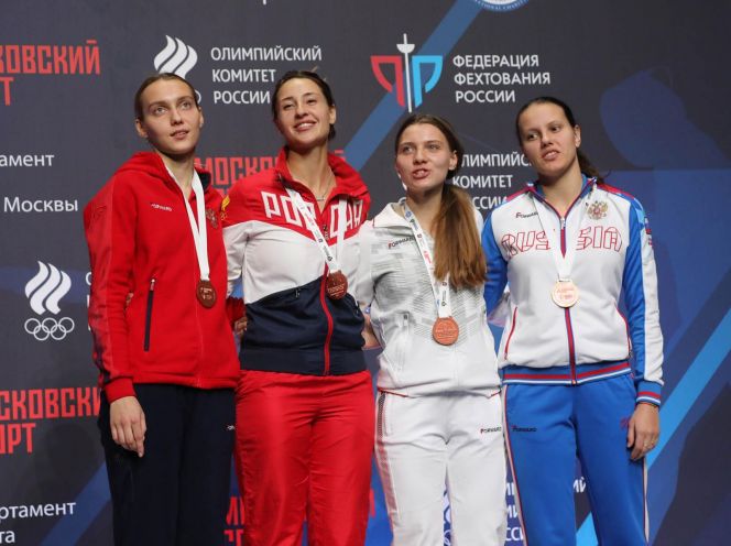 Анна Смирнова, Яна Егорян, Алёна Лисина и Мария Зинюхина. Фото: Федерация фехтования России 