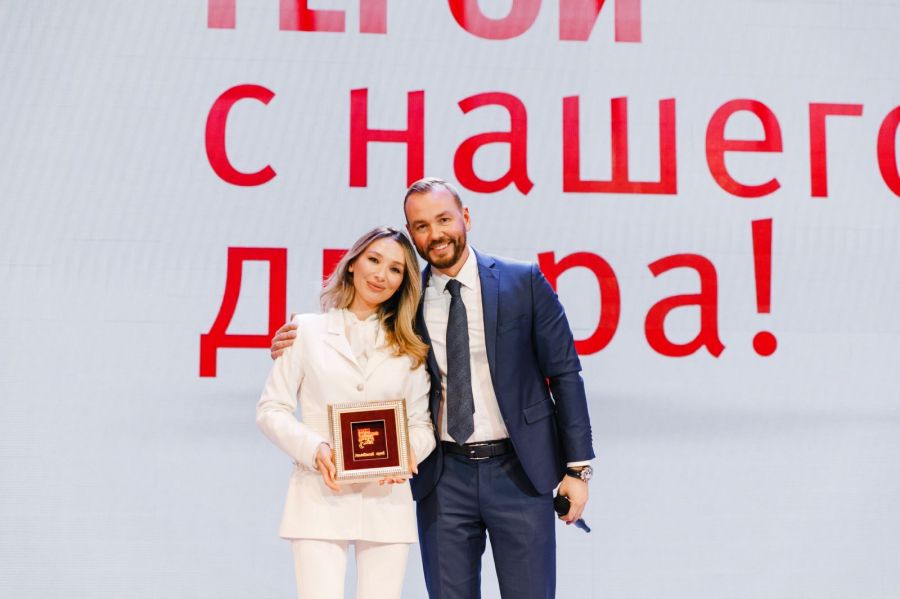 Координатор федерального проекта «Детский спорт» в СФО Александр Борматов и региональный координатор проекта «Герои с нашего двора» Анна Серова. Фото предоставлено CX News