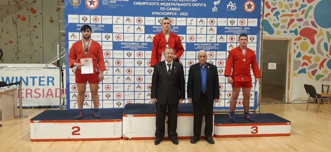 Призовой подиум весовой категории 98 кг. На высшей ступени пьедестала Роман Жданов